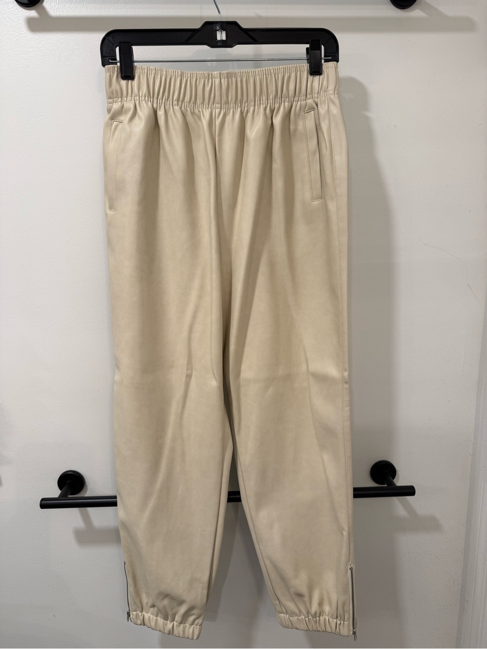 NWT Avec Les Filles pull on faux leather jogger size small in Cream